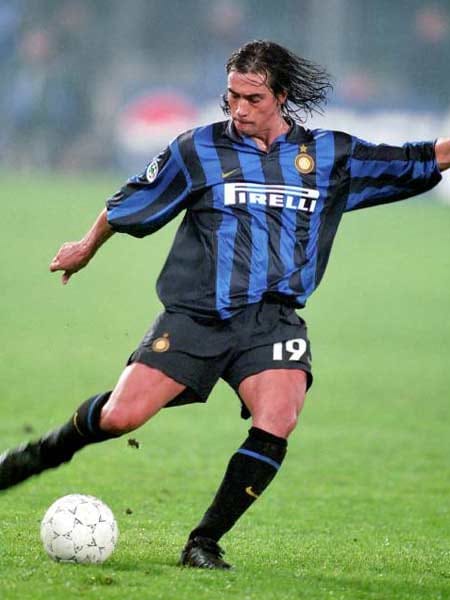 Paulo Sousa war Inter Mailand 1998 noch 6,5 Millionen Euro wert. Der Portugiese räumte vorher im Mittelfeld von Borussia Dortmund ab. Paulo Sousa war Inter Mailand 1998 noch 6,5 Millionen Euro wert. Der Portugiese räumte vorher im Mittelfeld von Borussia Dortmund ab.