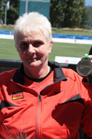 Rollstuhlathletin Marianne Buggenhagen sichert sich in Christchurch ihren 20. Weltmeistertitel. Sie dominiert auch die Kugelstoß-Kunkurrenz, nachdem sie sich bereits im Diskuswurf die Goldmedaille sichern konnte. (Quelle: tsvbayer04.de)