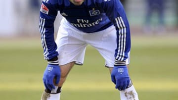 So gerne wäre Ruud van Nistelrooy dem Ruf seines ehemaligen Arbeitgebers Real Madrid gefolgt. Doch der Hamburger SV ließ seinen Stürmerstar nicht ziehen. Dabei hätte der 34-jährige Niederländer seine schillernde Karriere gerne auf höchstem Niveau ausklingen lassen.