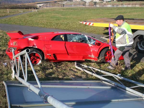 Hier ist ein Lamborghini Diablo von der Straße abgekommen - dem Fahrer ist nichts passiert.