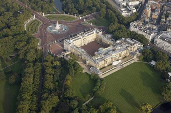 Queen Elizabeth II. hat im Buckingham Palace gemeinsam mit ihrem Mann Prinz Phillip eine Wohnung bezogen. Das wunderschöne Schloss gilt nicht nur als offizielle Residenz des britischen Monarchen in London, sondern ist auch ein Touristenmagnet.
