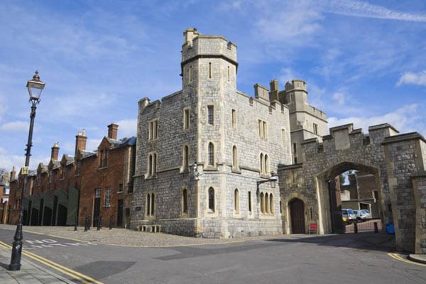 Auch Windsor Castle ist eine der Hauptresidenzen der britischen Monarchen. Königin Elisabeth II. verbringt viele Wochenenden des Jahres auf dem Schloss, welches in der britischen Grafschaft Berkshire liegt.
