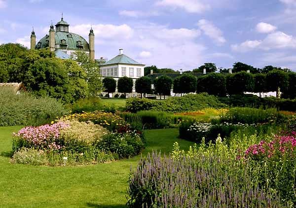 Das idyllische Schloss Fredensborg wird im Frühjahr und Herbst von der dänischen Königsfamilie bewohnt. In dem liebevoll angelegten Park kann man das ganze Jahr über spazieren gehen, die Innenräume sind nur im Juli für Führungen geöffnet.