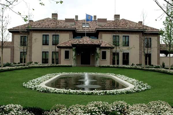 König Juan Carlos lebt mit seiner Familie nicht in dem riesigen Schloss, sondern in dem kleineren Zarzuela-Palast nordwestlich von Madrid.