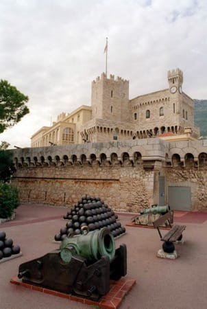 Das Schloss Palais Princier liegt auf einem Hügel und ist der Familiensitz des Fürsten von Monaco. Hier oben residiert die Grimaldi-Familie seit 1297.