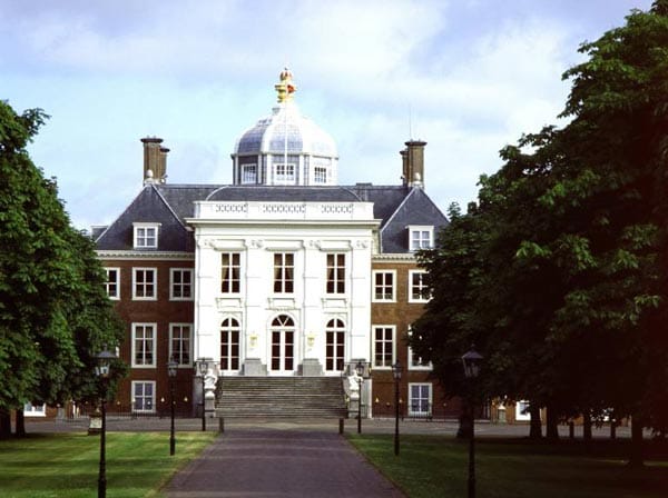 Das in einer Parklandschaft gelegene Schloss Huis ten Bosch liegt im Nordosten von Den Haag und dient als Wohnsitz der niederländischen Königin Beatrix.