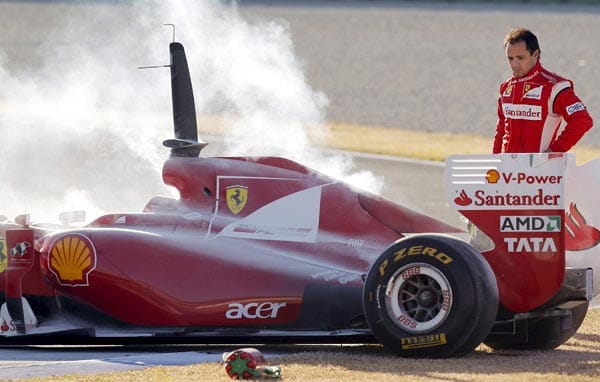 Ende der Testfahrten: Massa steht ziemlich ratlos neben seinem ausgebrannten Auto