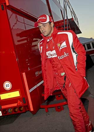 Massa eilt ins Ferrari-Lager. Nach der Schrecksekunde herrscht Redebedarf mit den Ingenieuren.