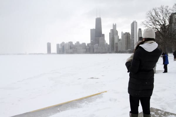 Ein Blizzard fegt über den Nordosten der USA: Besonders schwer erwischt der gewaltige Schneesturm die Millionenmetropole Chicago am Ufer des Michigansees.