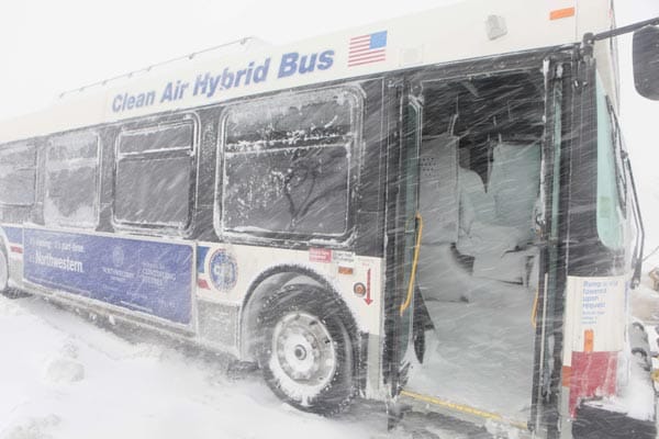 In der Eile bleibt die Tür von diesem Bus geöffnet - und der Wind pustet den Schnee in den Fahrgastraum.