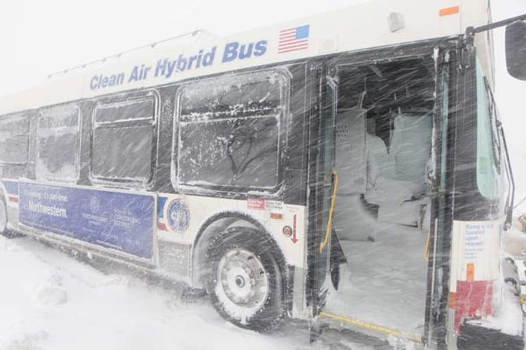 In der Eile bleibt die Tür von diesem Bus geöffnet - und der Wind pustet den Schnee in den Fahrgastraum.