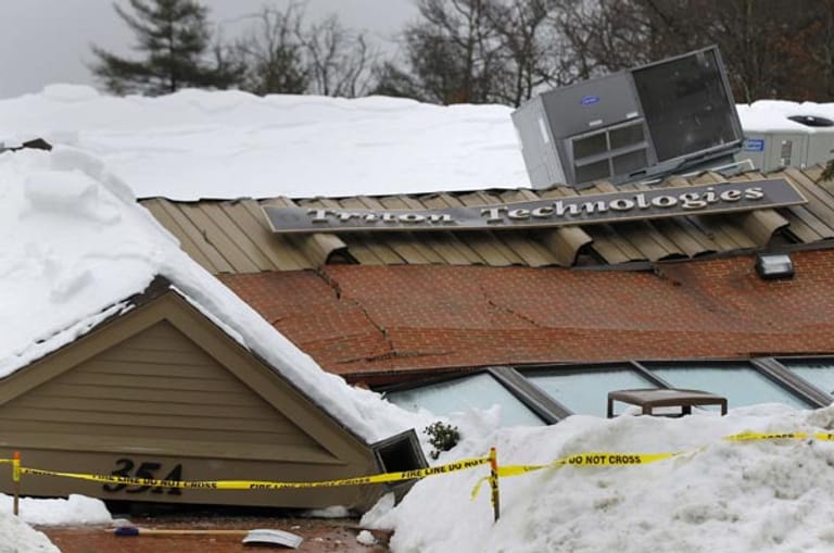 In Easton im US-Bundesstaat Massachusetts bricht ein Haus unter seiner Schneelast zusammen.