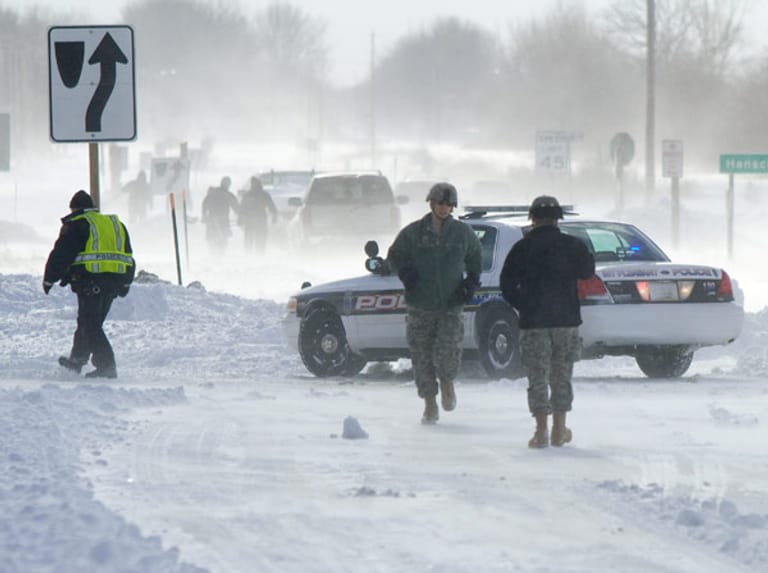 In Mt. Pleasant ist die Nationalgarde im Einsatz, um Autofahrern aus der Kälte und dem Schnee zu helfen.