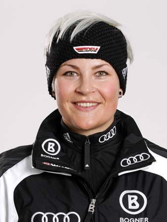 Fanny Chmelar war im olympischen Winter 2009/10 die zwölftbeste Slalom-Fahrerin der Welt, gehört aber trotzdem im WM-Winter 2010/11 nur noch dem B-Kader des DSV an. Über Erfolge im Europacup holt sich die 25-Jährige die Selbstsicherheit für die WM-Rennen in ihrem Wohnort Garmisch-Partenkirchen.