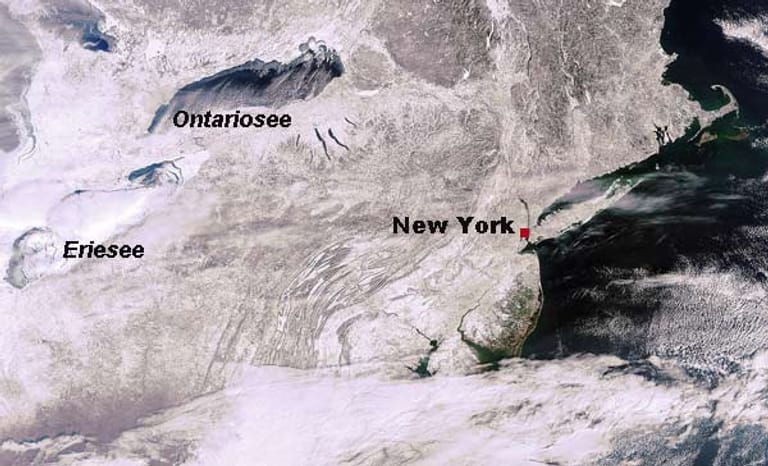 Auf dem Satellitenbild wird das Ausmaß der Schneekatastrophe in den USA deutlich: Sowohl der Mittlere Westen als auch die Nordostküste der USA sind nahezu komplett eingeschneit. Der Eriesee ist zum größten Teil zugefroren.