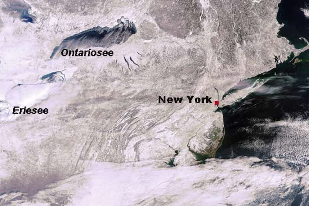 Auf dem Satellitenbild wird das Ausmaß der Schneekatastrophe in den USA deutlich: Sowohl der Mittlere Westen als auch die Nordostküste der USA sind nahezu komplett eingeschneit. Der Eriesee ist zum größten Teil zugefroren.
