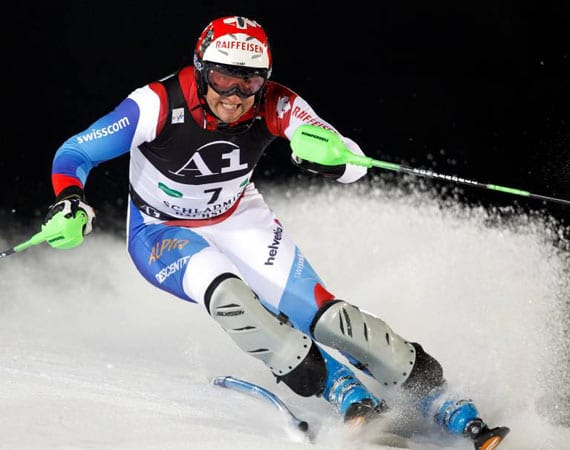 Silvan Zurbriggen ist zu Beginn seiner Karriere ein Slalomspezialist, entwickelt sich aber im Laufe der Jahre zu einem Allrounder. Die größten Erfolge des Eidgenossen sind der zweite Platz im Slalom bei der WM 2003 und der dritte Platz in der Super-Kombination bei den Olympischen Winterspielen 2010. Silvan ist weitläufig mit der Schweizer Alpin-Legende Pirmin Zurbriggen verwandt. Und die Familie Zurbriggen garantiert seit Jahrzehnten für erstklassige Alpine...