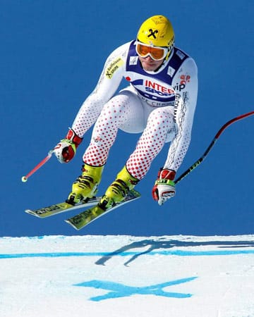 Im Gesamtweltcup ist Ivica Kostelic seinen Konkurrenten derart weit enteilt, dass die erste große Kristallkugel für den so oft verletzten Kroaten greifbar nahe ist - und das im reifen Sportleralter von 31 Jahren. Die großen Trümpfe des Slalom-Weltmeisters von 2003 sind dessen mittlerweile bestechende Vielseitigkeit und seine Leidensfähigkeit: Kostelic greift in Garmisch-Partenkirchen nach der vierten Medaille bei einem großen Event.