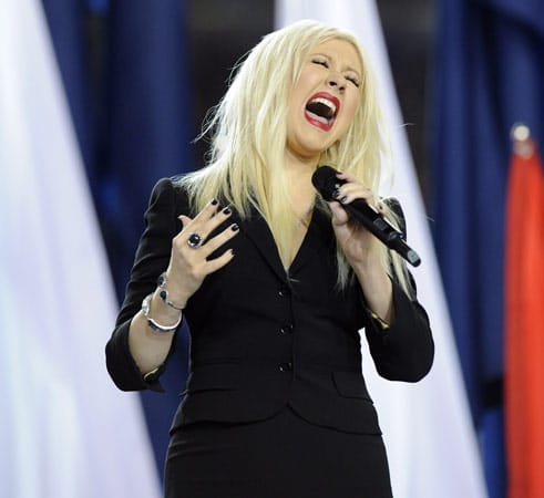 Viel Kraft in der Stimme, doch ein wenig vergesslich: Pop-Star Cristina Aguilera singt die Nationalhymne.
