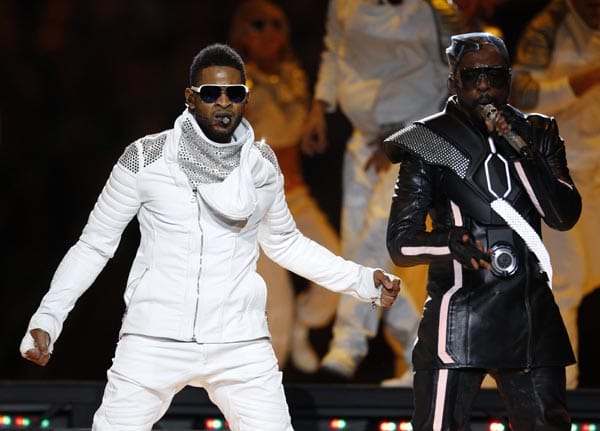 Usher intoniert seinen Hit "OMG" mit "will.i.am" von den Black Eyed Peas.
