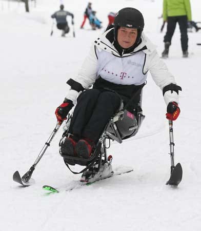 Rosi Mittermaier (im Bild), Ski-Idol und Olympiabotschafterin München 2018, ist die Anstrengung anzusehen.