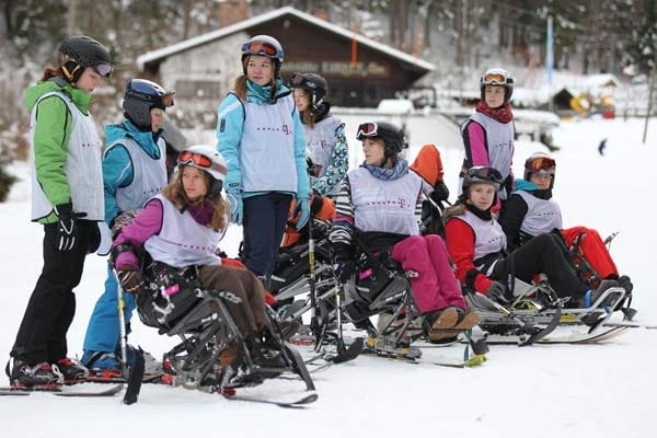 Schüler aus Garmisch-Partenkirchen beim Paralympischen Projekttag der Telekom. Sie erlernen die technischen Grundlagen des Monoskifahrens und warten gespannt, bis sie die ersten Versuche starten dürfen.
