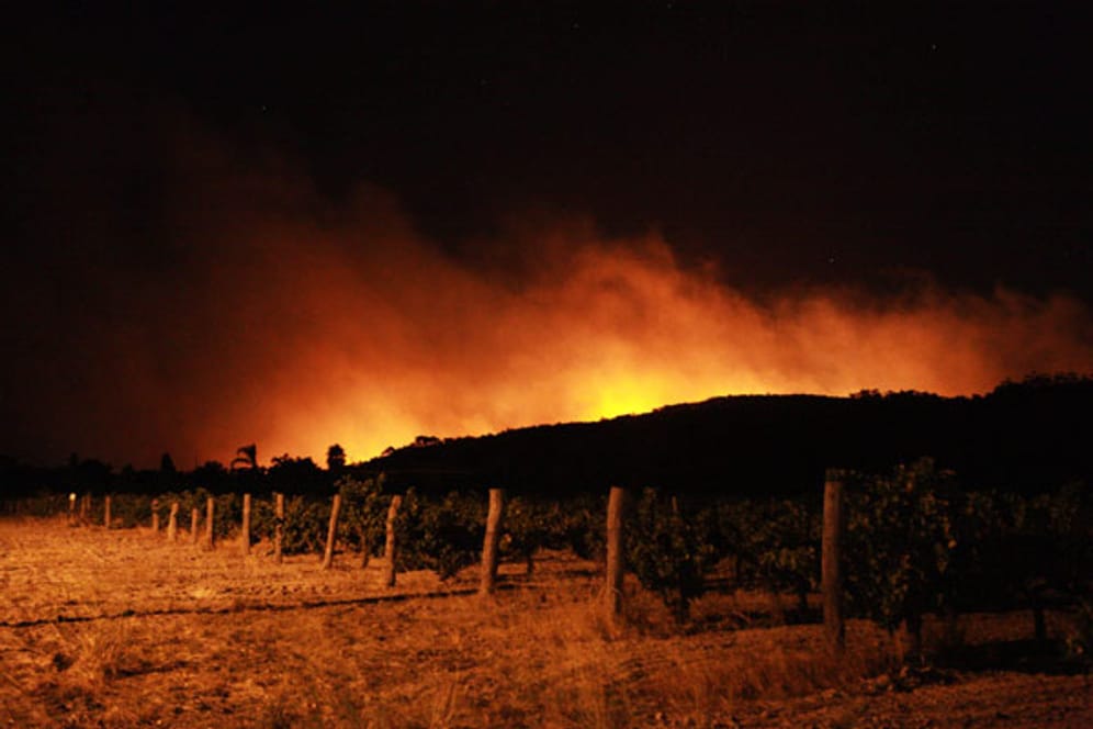 Buschfeuer wüten in den Weinbergen rund um die westaustralische Metropole Perth.