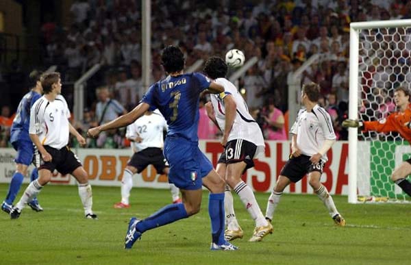 Der Moment des Schocks: Fabio Grosso fällt der Ball vor die Füße, er nimmt Maß und schlenzt ihn unhaltbar für Jens Lehmann ins lange Eck.