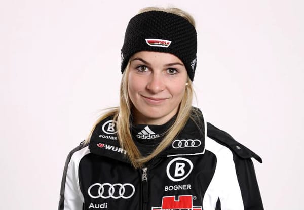 Veronika Staber wird bereits 2006 deutsche Meisterin im Riesenslalom. Im Februar 2006 hat sie ihre ersten Einsätze im Weltcup. Doch 2007 verletzt sie sich schwer am Knie und kann bei der WM in Are nicht starten. Nach zwei Jahren Verletzungspause kehrt sie Ende 2009 zurück auf die Skibühne.