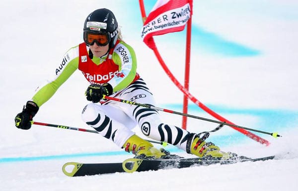 Im Winter 2010/2011 gehört Veronika Staber wieder zum Weltcup-Kader des DSV und erreicht mit Rang zwölf beim Riesenslalom in Zwiesel ihr bestes Resultat.