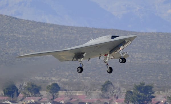 Neues Gerät für das US-Militär: Die X-47B bei ihrem Erstflug.