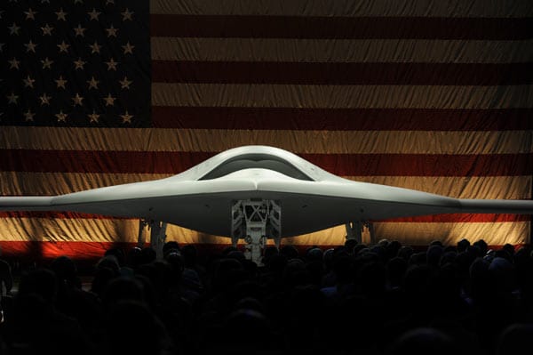 X-47B: Der Rüstungskonzern Northrop Grumman erhielt im August 2007 von der U.S. Navy den Auftrag zur Entwicklung der Stealth-Drohne.