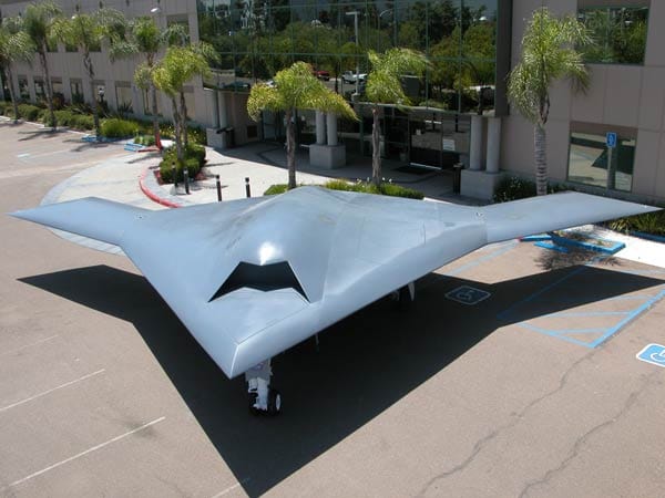 Flache Flunder: Die X-47B besitzt das Nurflügler-Design, das vom Tarnkappenbomber B-2 "Spirit" bekannt ist. Er wurde ebenfalls von Northrop Grumman entwickelt.