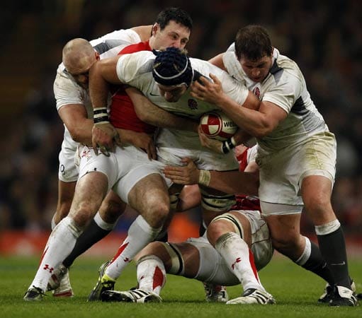 Wenn Briten kuscheln: Wales und England tauschen beim Rugby Zärtlichkeiten aus.
