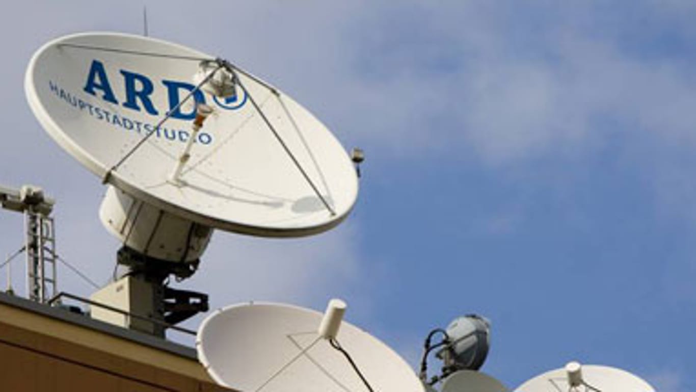 Satelliten-Schüsseln auf dem Dach der ARD-Studios in Berlin.