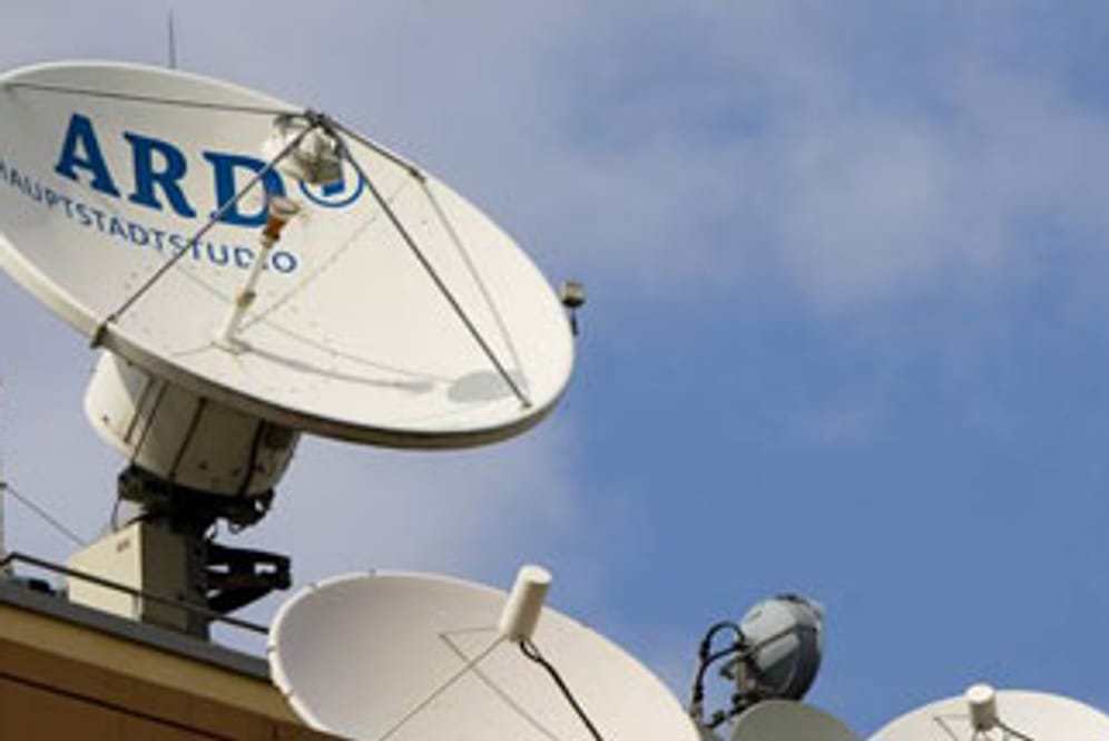 Satelliten-Schüsseln auf dem Dach der ARD-Studios in Berlin.