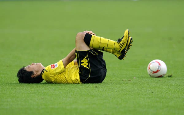 Shinji Kagawa von Borussia Dortmund war der absolute Shooting Star der Hinrunde. Zu seinem großen Pech brach er sich beim Asia Cup den Fuß. Momentan schuftet er, um das Unmögliche doch noch möglich zu machen: Die Rückkehr vor Saisonende.