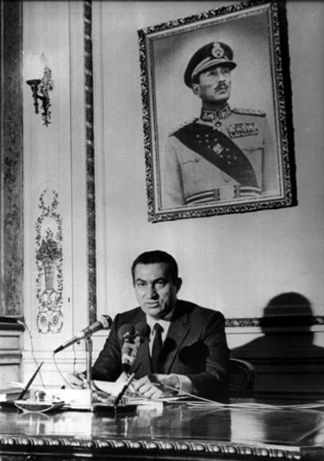 Am Nachmittag des 6. Oktober 1981 bestätigt Mubarak den Tod von Präsident Anwar al-Sadat.