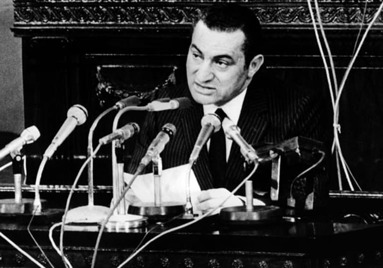 In seiner ersten Rede am 8. November 1981 vor dem ägyptischen Parlament in Kairo spricht sich der neu gewählte Präsident für eine "historische Aussöhnung" zwischen Israel und der arabischen Welt aus.