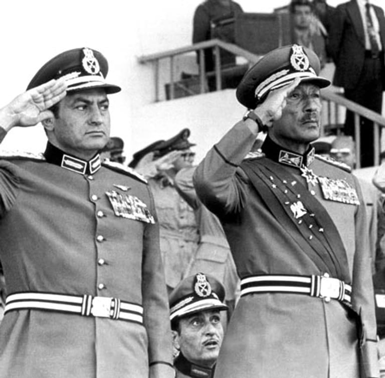 1981: Husni Mubarak war Ägyptens Vize neben Präsident Anwar al-Sadat (rechts). Das Bild zeigt die beiden bei einer Militärparade in Kairo am 6. Oktober 1981 - an diesem Tag wird al-Sadat Opfer eines Attentats.