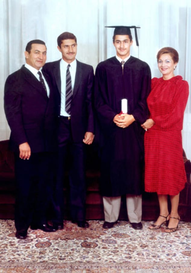 Das undatierte Handout zeigt von links den ägyptischen Präsidenten Husni Mubarak, seine Söhne Alaa und Gamal sowie seine Frau Suzanne. Ursprünglich war angedacht, dass Gamal die Nachfolge seines Vaters als Präsident von Ägypten antritt.