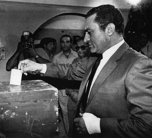 Am 13. Oktober 1981 gibt Mubarak, der nach Sadats Tod die Amtsgeschäfte übernommen hat, in Kairo seine Stimme ab. In einer Volksabstimmung wird er mit überwältigender Mehrheit bestätigt.
