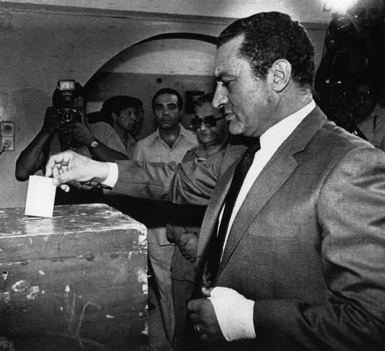 Am 13. Oktober 1981 gibt Mubarak, der nach Sadats Tod die Amtsgeschäfte übernommen hat, in Kairo seine Stimme ab. In einer Volksabstimmung wird er mit überwältigender Mehrheit bestätigt.