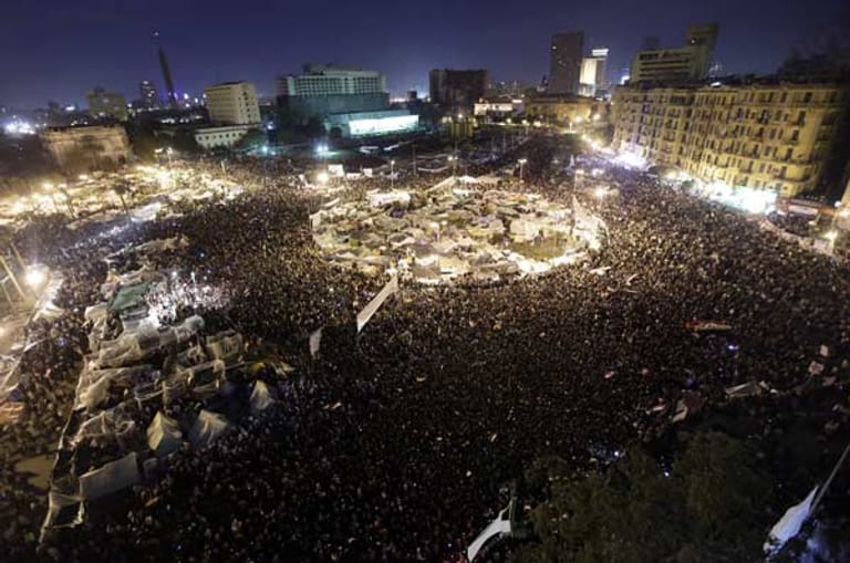 Auf dem Tahrir-Platz in Kairo feiern schätzungsweise eine Million Menschen das Ende von Mubarak und seinem Regime.