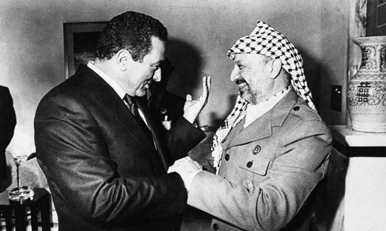 Januar 1987: Husni Mubarak, links, spricht mit PLO-Chef Jassir Arafat beim fünften Islamischen Gipfel in Kuwait. Im gleichen Jahr wird Mubarak in Ägypten als einziger Kandidat mit 97 Prozent der Stimmen für eine zweite sechsjährige Amtszeit wiedergewählt.