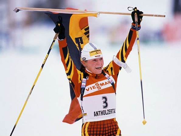 Außerdem feiert sie die ersten beiden Einzelsiege im Weltcup. Im Januar 2000 gewinnt die damals 22-Jährige die Verfolgung in Antholz.