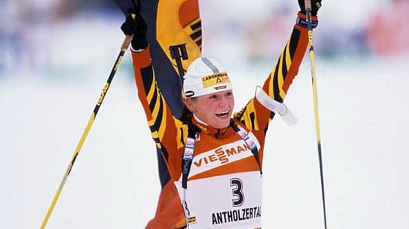 Außerdem feiert sie die ersten beiden Einzelsiege im Weltcup. Im Januar 2000 gewinnt die damals 22-Jährige die Verfolgung in Antholz.