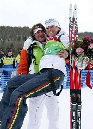 Schwester Manuela trägt Andrea auf Händen: In der Biathlon-Staffel holt Andrea 2006 olympisches Silber, im Einzelwettbewerb wird sie Vierte. Manuela Henkel wurde 2002 mit der Langlauf-Staffel Olympiasiegerin.