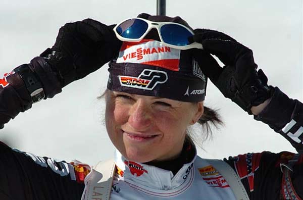 Andrea Henkel strahlt mit der Sonne Hochfilzens um die Wette: 2005 gewinnt sie dort im Einzelwettbewerb ihren ersten Weltmeistertitel.