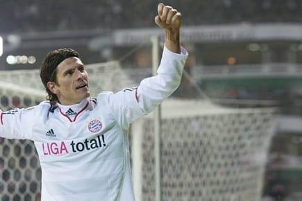 Mario Gomez freut sich über Tore für den FC Bayern und Geldeingänge auf seinem Konto.